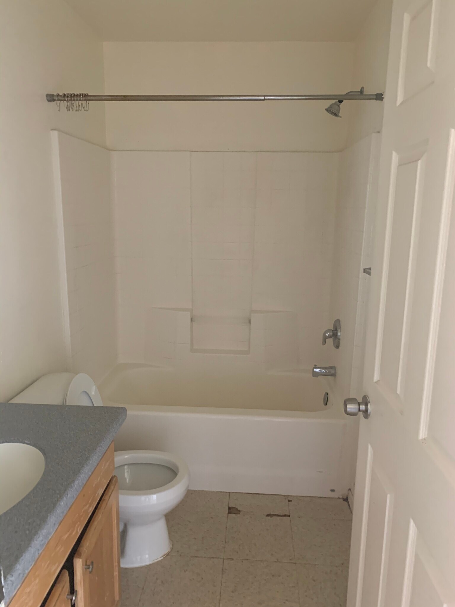 Building Photo - 422 Avenida Oriol