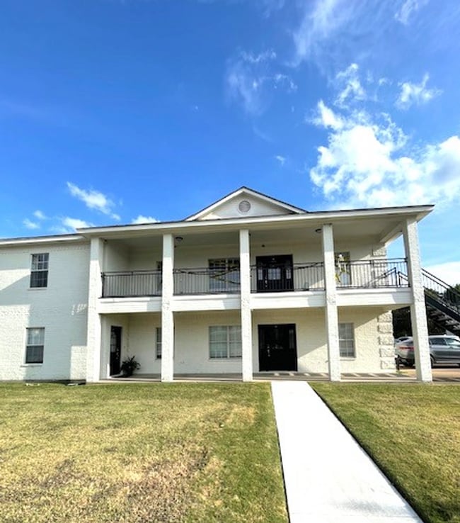 Building Photo - Partially Furnished 4 bed 4 bath near campus!