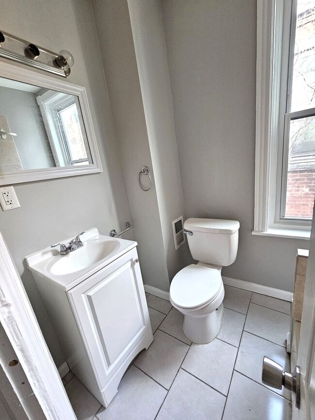 Building Photo - 3 Bedroom 1 bathroom Available