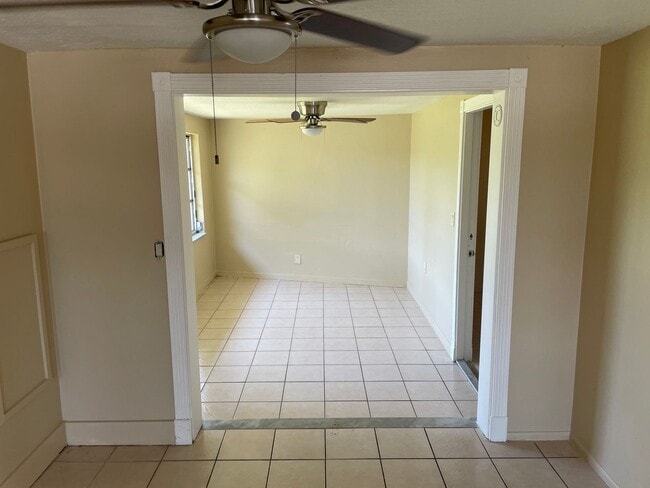 Building Photo - Cozy 3-Bedroom Home on a Corner Lot in Hol...