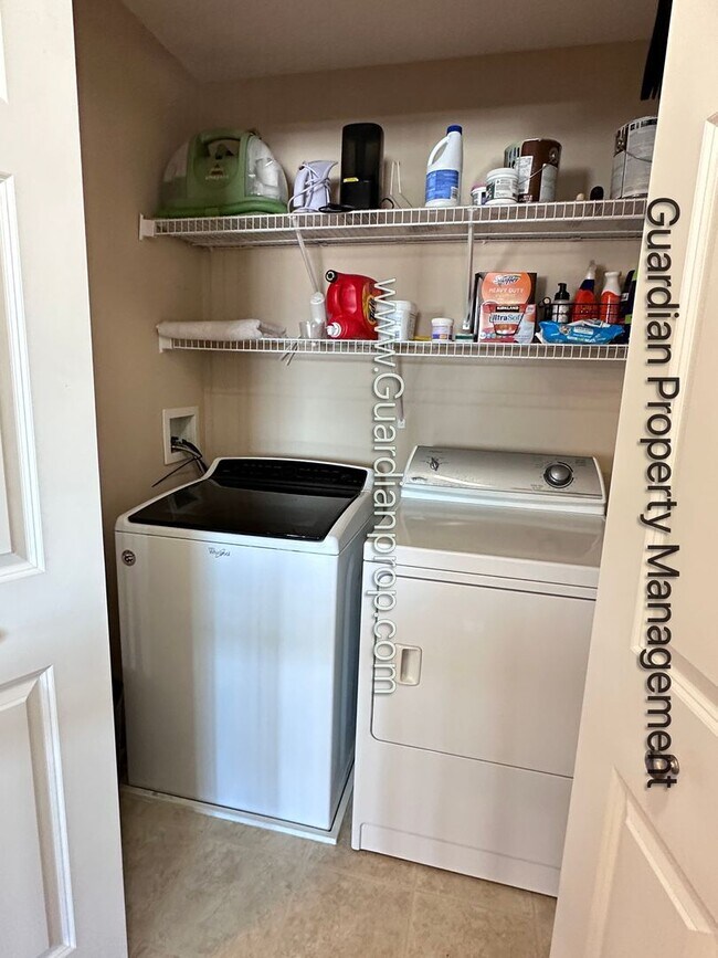 Building Photo - Lakeville End Unit Town Home, 2 Car Garage, Loft, W/D, Walkout Patio