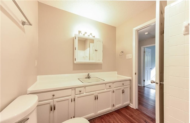 Building Photo - 233 Vivian Dr