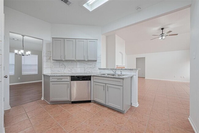Building Photo - 12230 Hawthorne Hill Cir