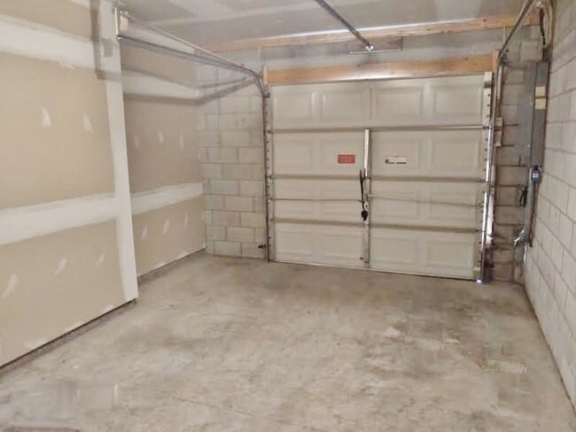 Building Photo - 3 Bed / 2 Bath Single Family Townhome