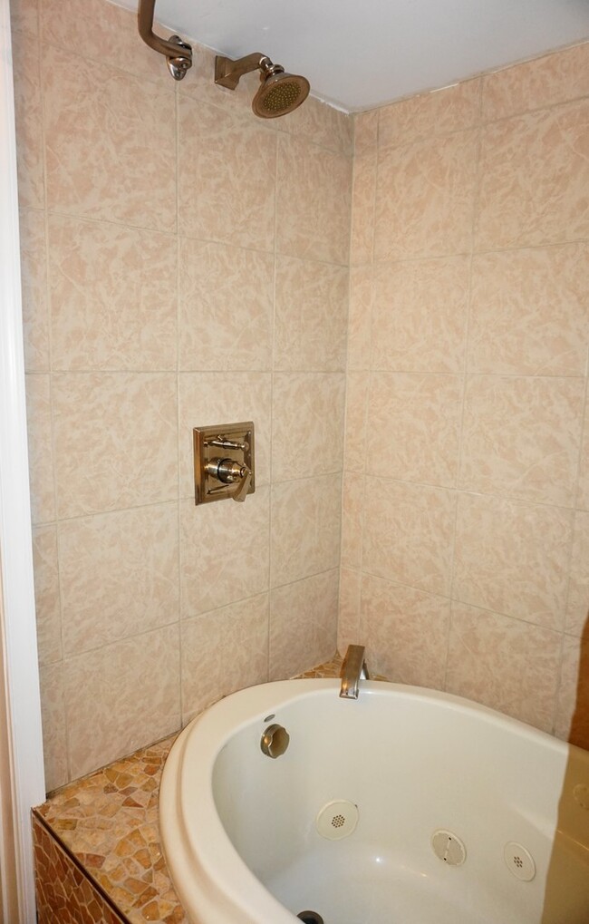 Building Photo - Remodeled 2 Bedroom Townhome in Highlandtown!