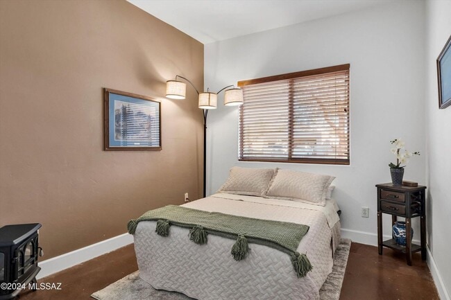 Building Photo - Incredible Spacious Back Yard! Large Covered Patio!