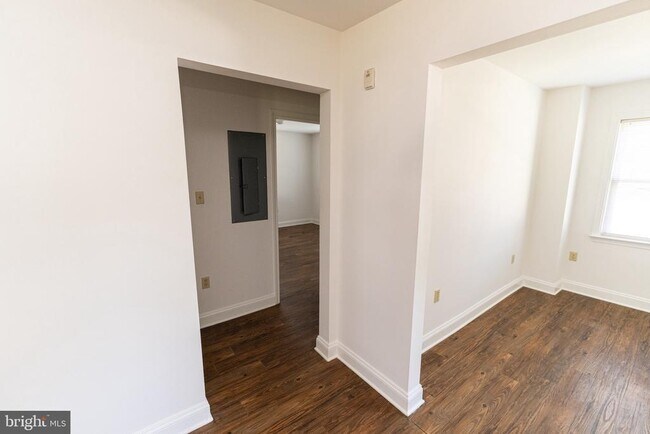 Building Photo - 804 Travers St