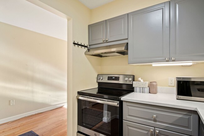 Building Photo - Spacious Top Floor 2 bed 2 bath in the hea...