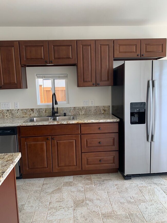 Building Photo - 4740 Hillcrest Ave