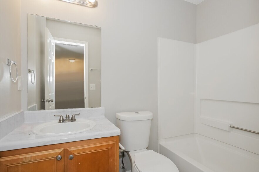 Building Photo - 7600 Creekside Ln