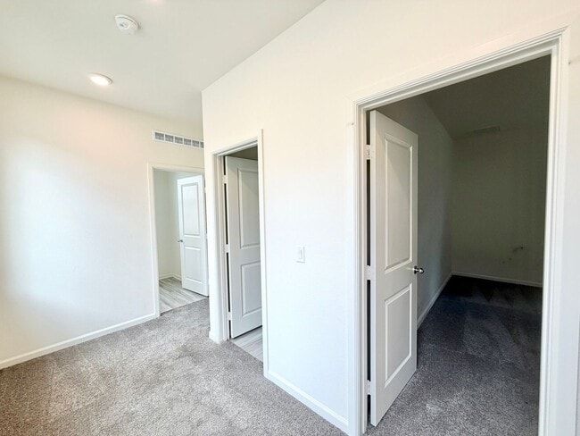 Building Photo - Iris Park Gem | 4 Bedrooms, Loft, and Modern Upgrades Throughout