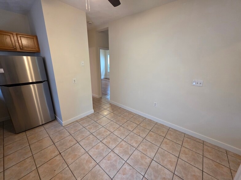 Building Photo - 1028 Fellsway