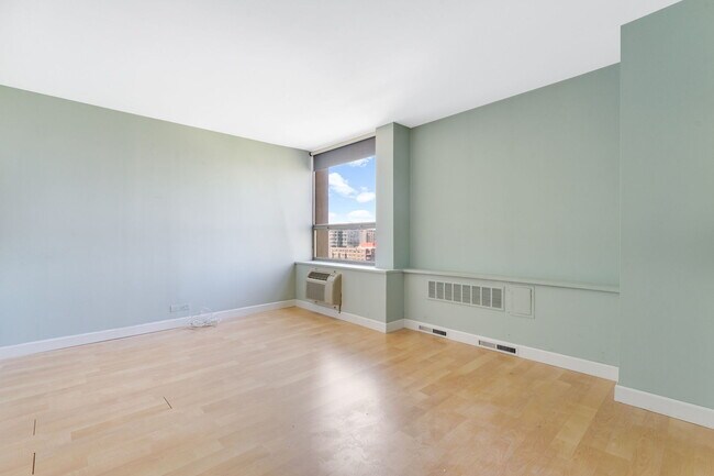 Building Photo - 1355 N Sandburg Terrace