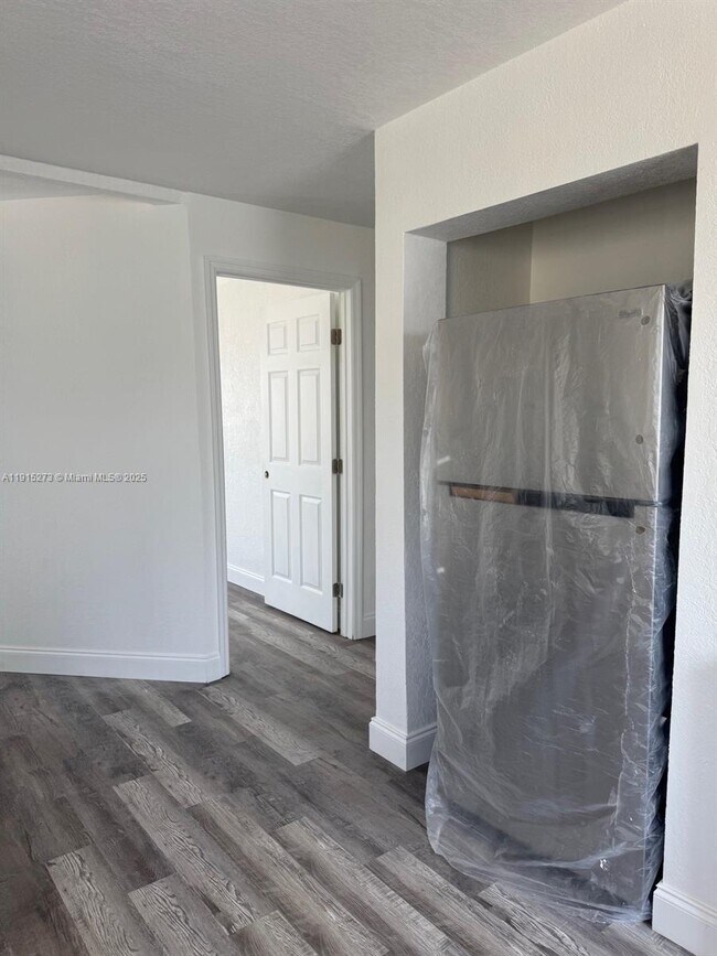 Building Photo - 46 S Oleander Ave