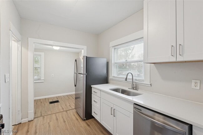 Building Photo - 2302 Saratoga Ave