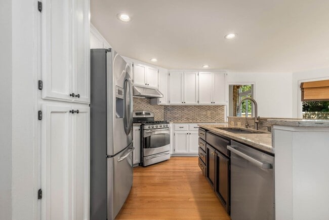 Building Photo - Updated Issaquah Home in Klahanie Neighborhood