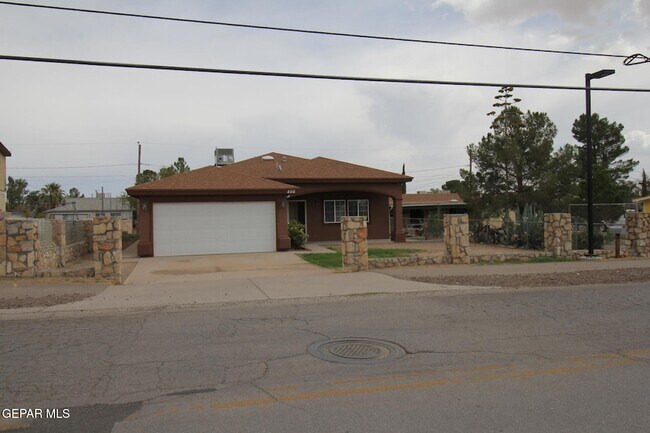 Building Photo - 456 Passmore Rd