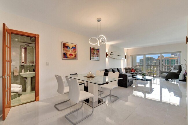 Building Photo - 300 Bayview Dr