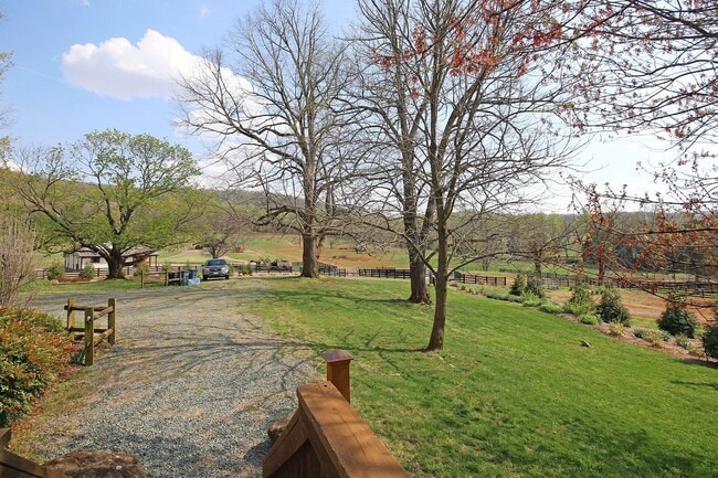 Building Photo - Beautiful Country Home With Picturesque Views