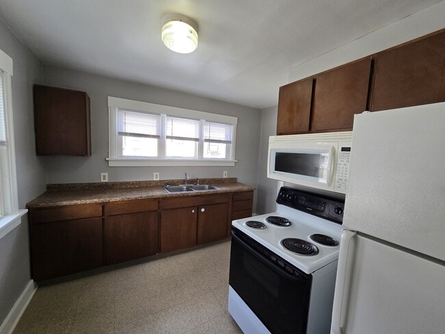 Building Photo - 214 2nd St SW