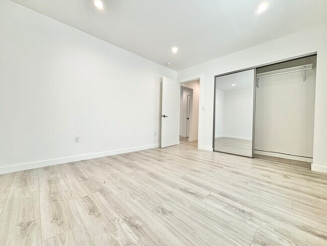 Building Photo - 562 N Kenmore Ave