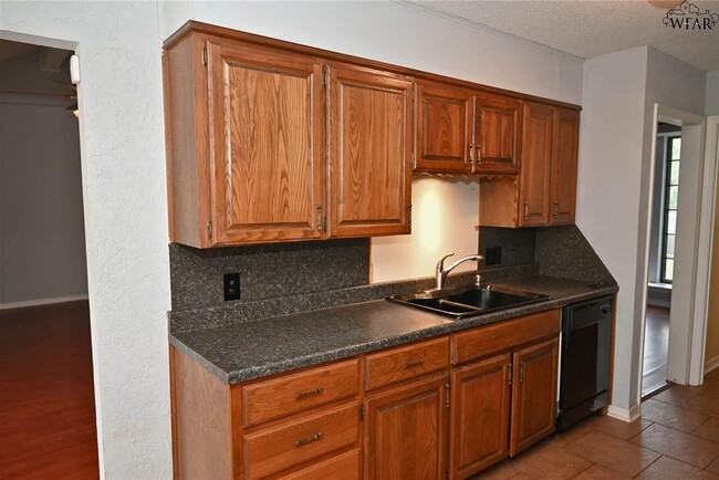 Building Photo - 907 Sugarbush Ln
