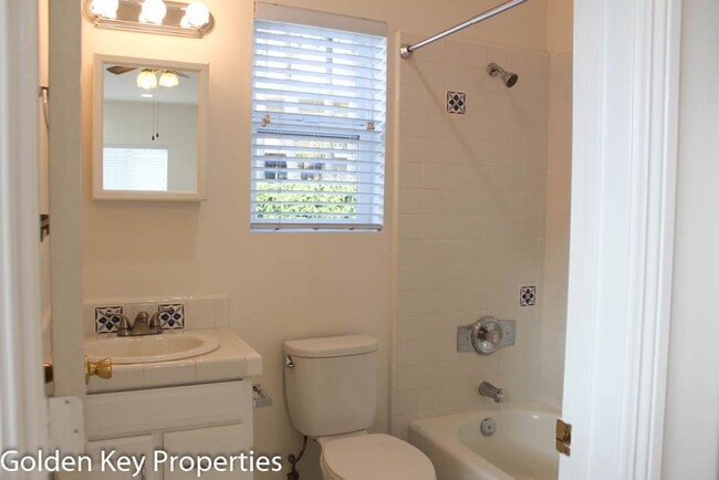 Building Photo - Charming detached granny flat in South Oceanside!