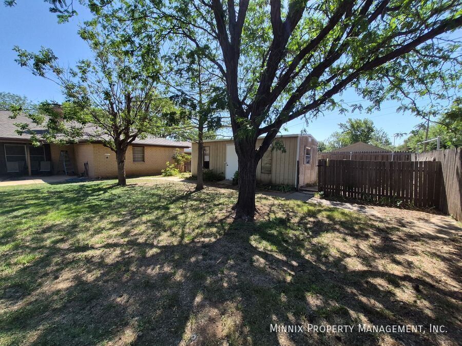 Building Photo - 2805 James Louis Dr