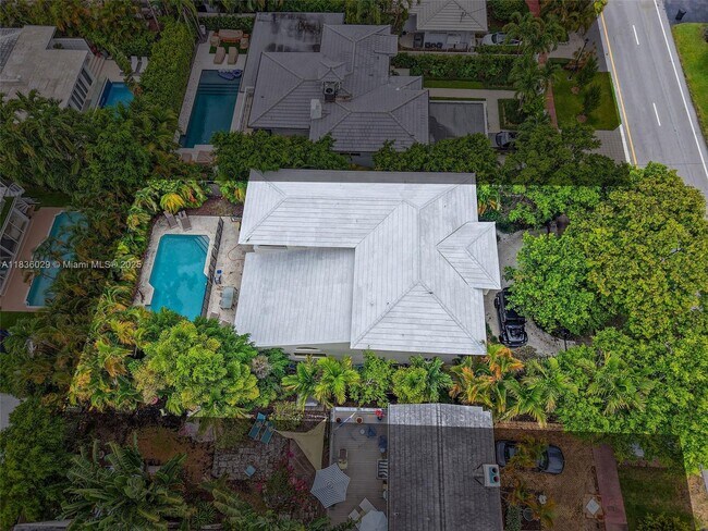 Building Photo - 5555 La Gorce Dr