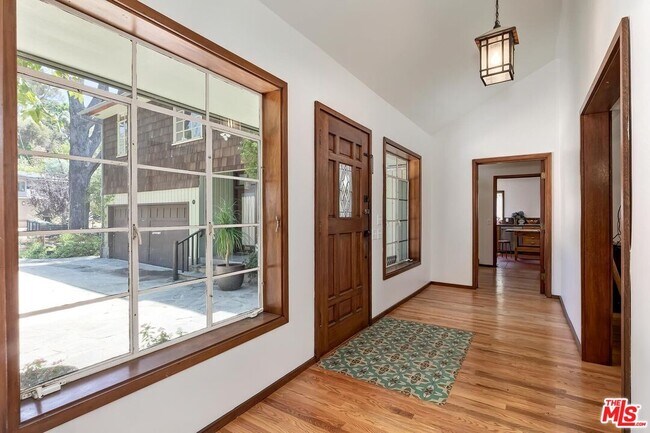 Building Photo - 515 N Kenter Ave