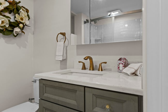 Building Photo - 549 Claymont Dr