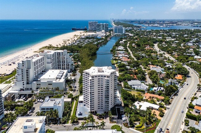 Building Photo - 3000 Holiday Dr