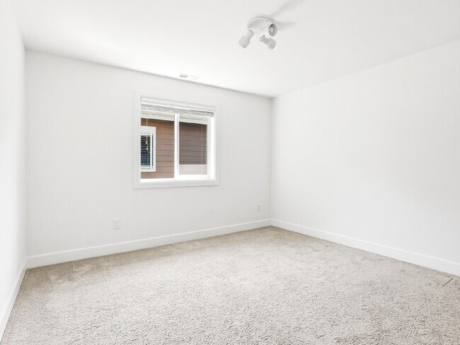 Building Photo - **Beautiful 4-Bedroom Home with A/C, Covered Outdoor Living & Designer Finishes in Bothell** Avai...