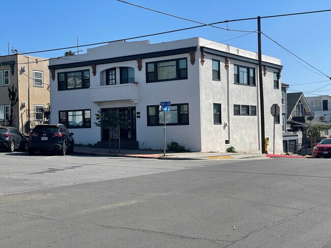 Primary Photo - 141-147 W Ivy St