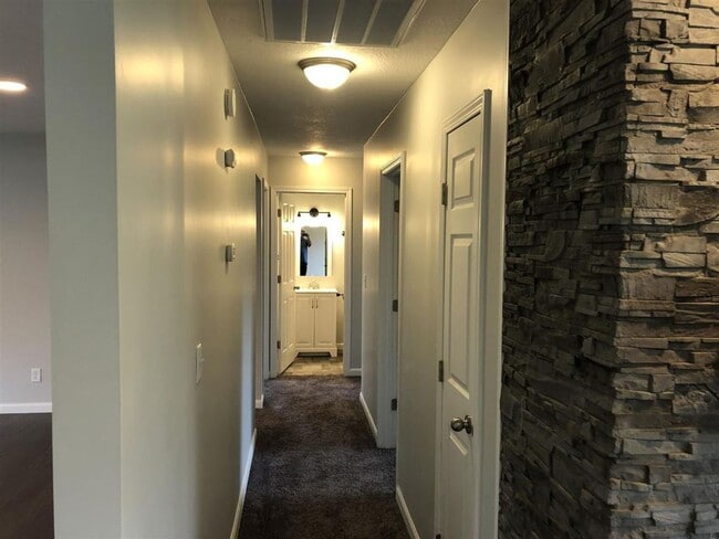 Building Photo - Beautiful home, rural setting but close to...