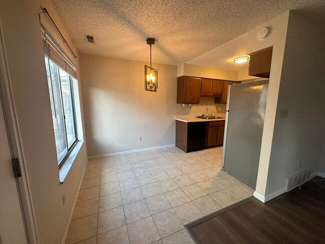 Building Photo - AMAZING MOVE IN SPECIAL $ 250.00 OFF FIRST...