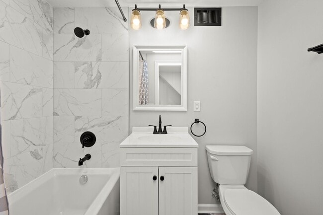 Building Photo - Beautiful 3 Bedroom home in South side available April 15!