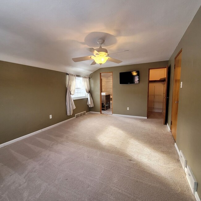 Building Photo - Upper St. Clair 4 Bedroom Home - In ground...