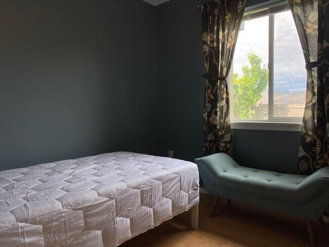 Building Photo - 3950 NE Vista del Rey Dr