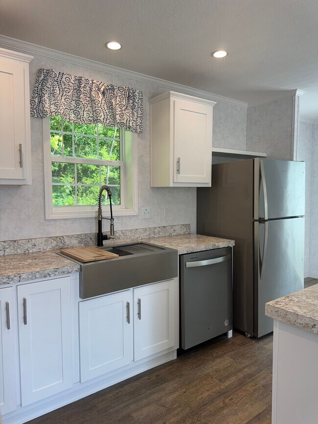 Building Photo - 465-4 Royal Manor Rd-