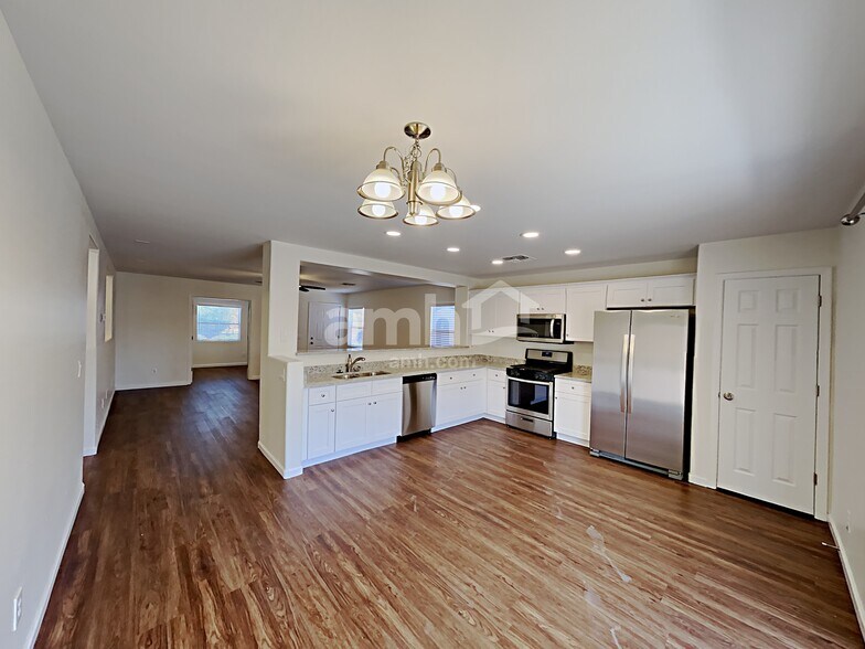 Building Photo - 12433 W Willow Ave