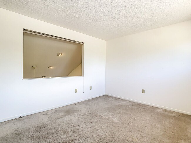 Building Photo - RARE 3 BEDROOM/ 2 BATH IN THE HIGHLY DESIR...
