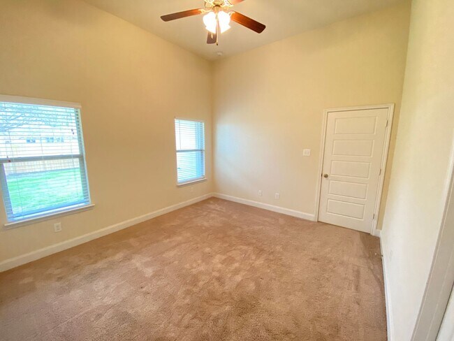 Building Photo - Walk to Historic Gruene / Fridge Included/ Gas Cooking / Fenced in Yard / CISD