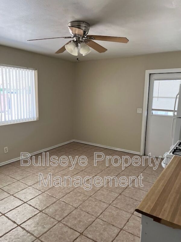 Building Photo - 3127 W Dahlia Dr