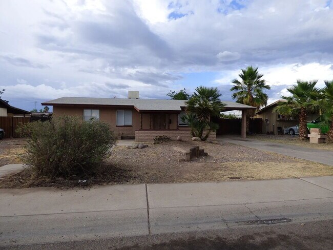 Building Photo - "Charming 3-Bedroom Oasis with 2 Baths in Phoenix – 1280 Sq Ft of Comfort Awaits You!"