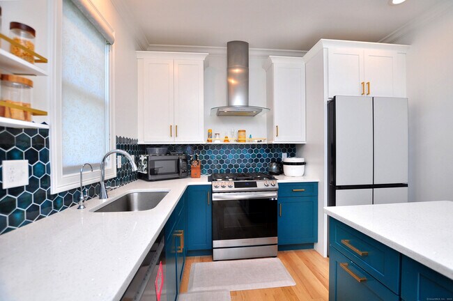 Building Photo - 5 Oakwood Cir