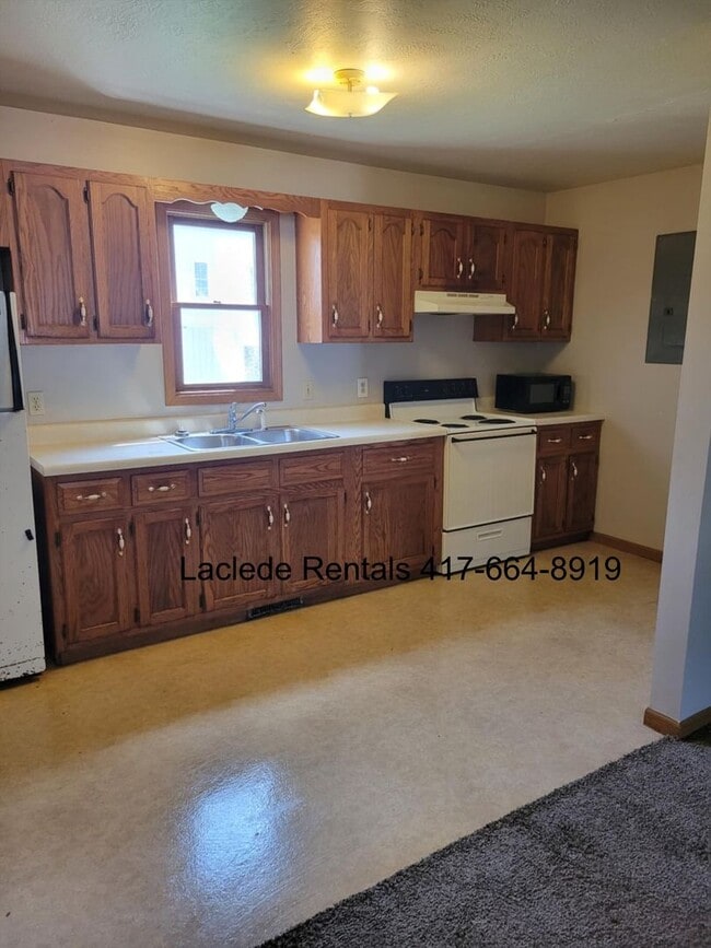 Building Photo - 2 BEDROOM 1 BATHROOM APARTMENT FOR RENT