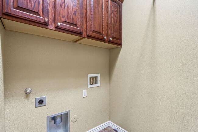 Building Photo - Corner 3 bedroom 3 bath home in Northwest El Paso