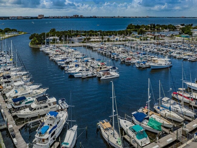 Building Photo - Charming Home In Gulfports Marina District