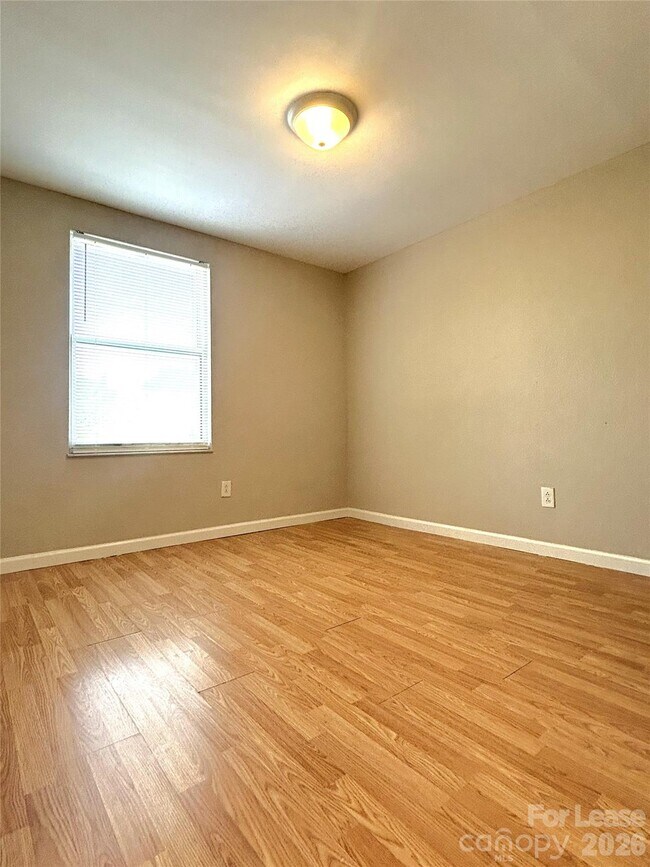 Building Photo - 9620 Vinca Cir